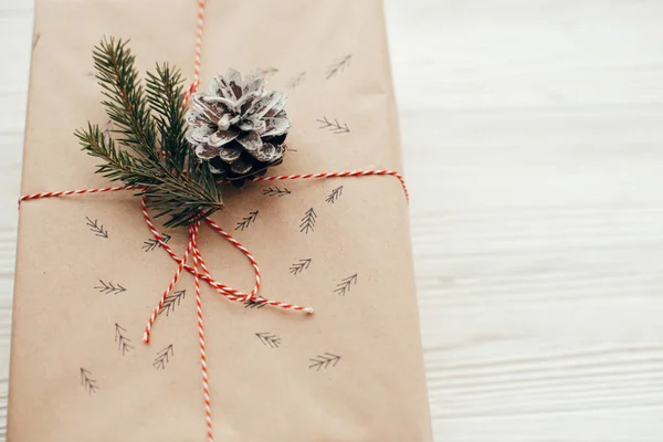 Conceito Feliz Natal Presente Elegante Com Fita Vermelha Ramos Pinho — Fotografia de Stock