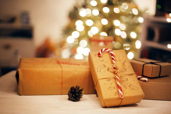 Cadeaux Noël Élégants Dans Les Lumières Sur Table Bois Sur — Photo