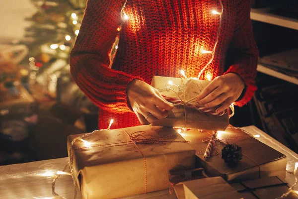 Momentos Mágicos Natal Mãos Que Envolvem Natal Presente Luzes Quarto Imagem De Stock
