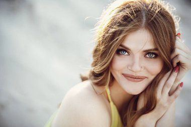 gün batımı ışıkta kum plajındaki poz güzel boho kız portresi