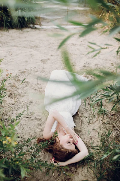Krásný Boho Dívka Bílé Dlouhé Šaty Leží Písečné Pláži Poblíž — Stock fotografie