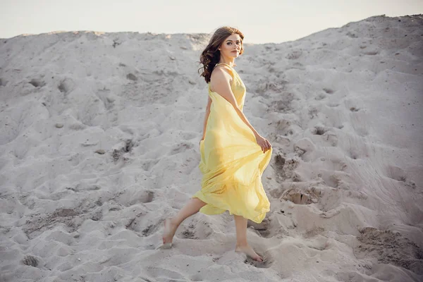 Full Length Beautiful Girl Yellow Dress Having Fun Walking Sandy — Stock Photo, Image