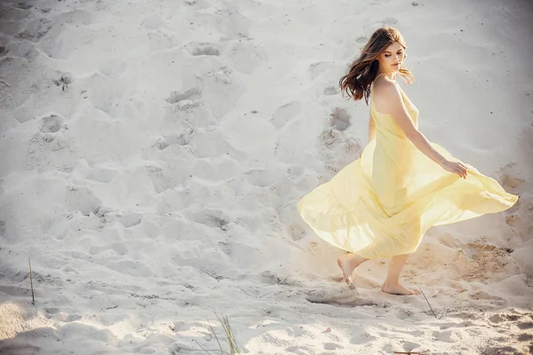 Hermosa Chica Boho Vestido Amarillo Con Pelo Ventoso Divertirse Runnin — Foto de Stock