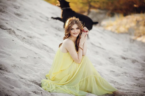 yakın göl günbatımı ışıkta kum plajındaki oturan güzel boho kız