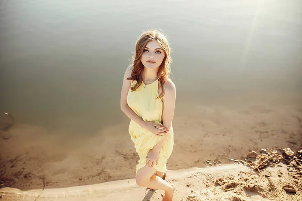 Beautiful Young Woman Yellow Dress Posing Sandy Beach Sunset Light — Stock Photo, Image