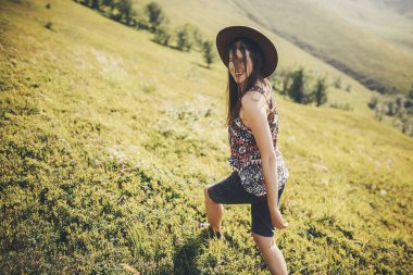 seyahat ve Yolculuk tutkusu kavramı. güneşli dağlarda yürüyüş Gezgin hipster şapkalı kız. yaz tatili. metin için yer. muhteşem atmosferik an. mutlu kadın seyahat