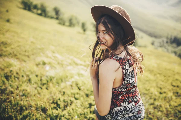 Happy Traveler Hipster Girl Hat Walking Sunny Mountains Summer Vacation — Stock Photo, Image