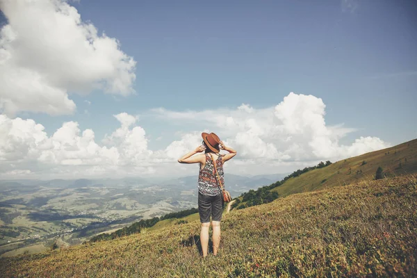 Reisendes Hipstermädchen Mit Hut Sonnigen Bergen Wandelnd Wolken Himmel Betrachtend — Stockfoto