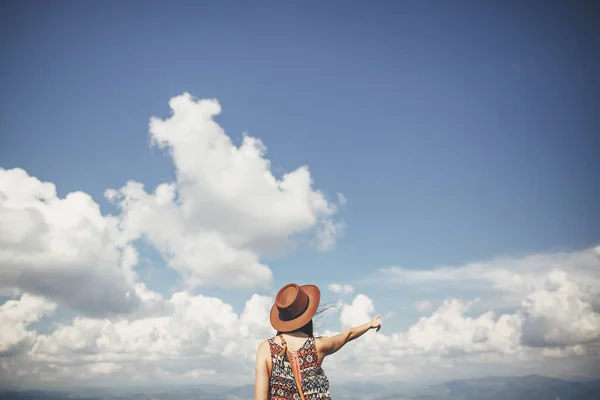 Viaggio Vagabondaggio Concetto Viaggiatore Hipster Ragazza Cappello Piedi Sfondo Nuvole — Foto Stock