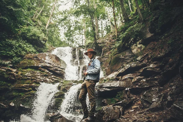 Stylischer Hipster Mit Hut Und Fotokamera Der Wasserfall Wald Den — Stockfoto