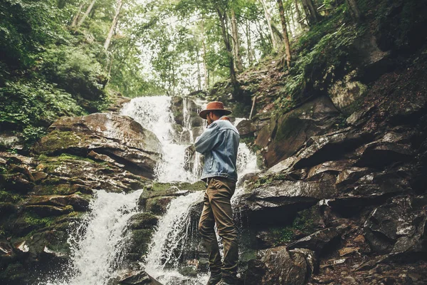 Reise Und Fernweh Konzept Stylischer Hipster Mit Hut Und Fotokamera — Stockfoto