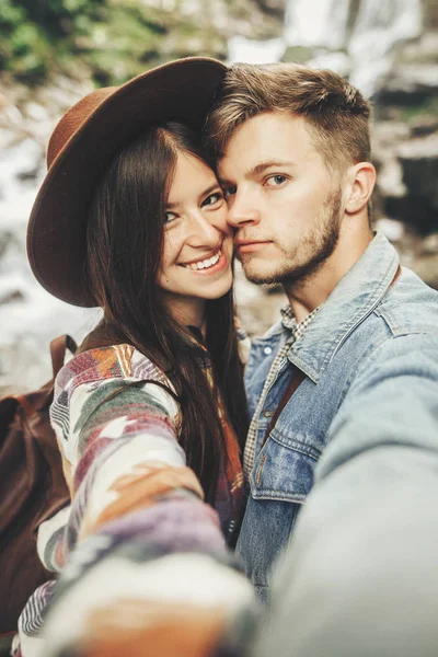 Κομψό Hipster Ζευγάρι Λήψη Selfie Και Χαμογελάει Καταρράκτη Στο Δάσος — Φωτογραφία Αρχείου