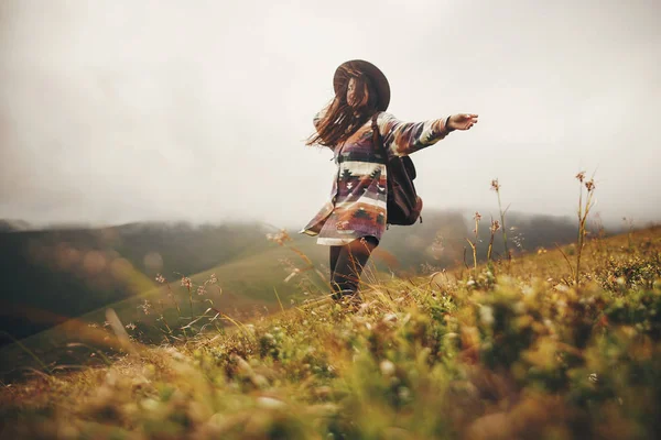 Chica Hipster Viajero Feliz Sombrero Caminando Con Mochila Sonriendo Las — Foto de Stock