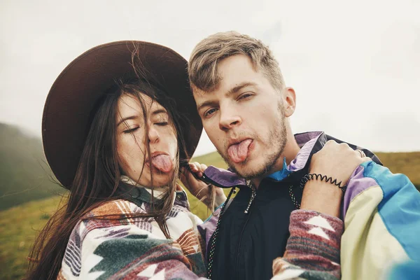 Hipster Szczęśliwy Pary Podejmowania Selfie Pokazuje Kolorowe Językami Jagodami Szczycie — Zdjęcie stockowe
