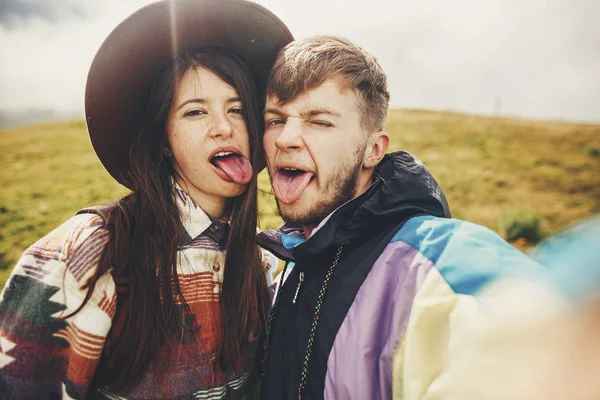 Glad Hipster Par Att Göra Selfie Och Visar Färgade Tungor — Stockfoto