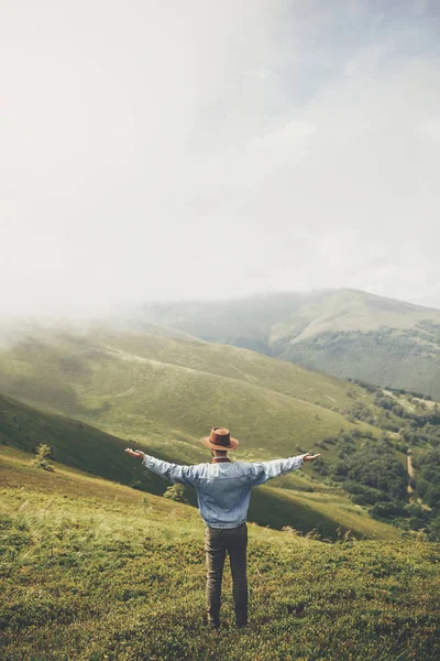 Elegante Viaggiatore Uomo Cappello Piedi Sulla Cima Montagne Soleggiate Nuvole — Foto Stock