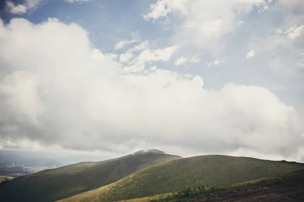 霧の日当たりの良い山地の美しい丘 朝の光 雲の丘の景色を風景 夏の旅行 放浪癖 カルパティア山脈 — ストック写真