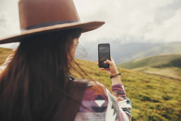 Stylish Traveler Girl Hat Windy Hair Holding Phone Making Selfie — Stock Photo, Image