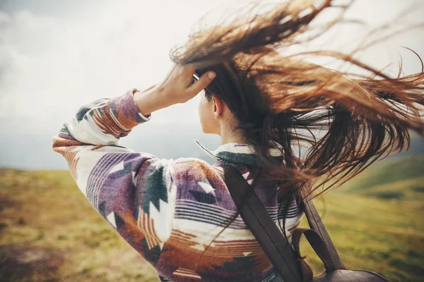 Podróżnik Hipster Dziewczyna Włosów Wietrznie Plecak Stojąc Szczycie Góry Sunny — Zdjęcie stockowe