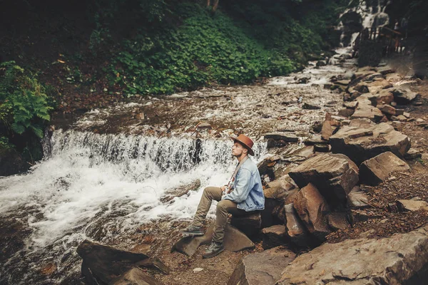 Hombre Hipster Con Estilo Sombrero Con Cámara Fotográfica Sentado Río —  Fotos de Stock