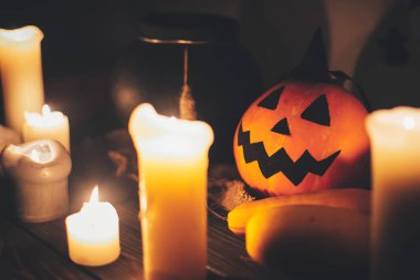 Cadılar Bayramınız Kutlu Olsun. Jack o fener mum, kase, Cadı süpürge ve yarasalar, kabak hayaletler arka planda karanlık ürkütücü odada. Cadılar Bayramı resim düşmek. ürkütücü atmosferik an