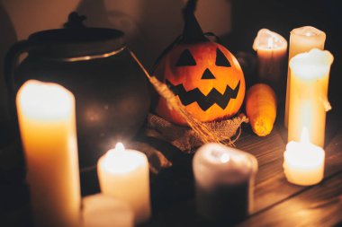 Cadılar Bayramınız Kutlu Olsun. Jack o fener mum, kase, Cadı süpürge ve yarasalar, kabak hayaletler arka planda karanlık ürkütücü odada. Cadılar Bayramı resim düşmek. ürkütücü atmosferik an