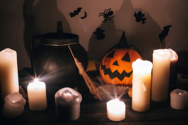 Cadılar Bayramınız Kutlu Olsun. Jack o fener mum, kase, Cadı süpürge ve yarasalar, kabak hayaletler arka planda karanlık ürkütücü odada. Cadılar Bayramı resim düşmek. korkunç atmosferik an
