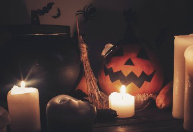 Jack o fener kabak karanlık ürkütücü odada arka plan üzerinde mumlar, kase, Cadı süpürge ve yarasalar, hayaletler. Mutlu Cadılar Bayramı kavramı. Sonbahar Cadılar Bayramı resim