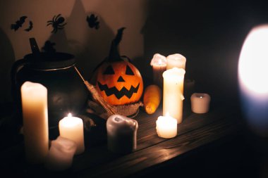 Cadılar Bayramınız Kutlu Olsun. Jack o fener mum, kase, Cadı süpürge ve yarasalar, kabak hayaletler arka planda karanlık ürkütücü odada. Cadılar Bayramı resim düşmek. korkunç atmosferik an