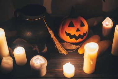 Jack o fener kabak karanlık ürkütücü odada arka plan üzerinde mumlar, kase, Cadı süpürge ve yarasalar, hayaletler. Mutlu Cadılar Bayramı kavramı. Sonbahar Cadılar Bayramı resim