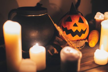 Cadılar Bayramınız Kutlu Olsun. Jack o fener mum, kase, Cadı süpürge ve yarasalar, kabak hayaletler arka planda karanlık ürkütücü odada. Cadılar Bayramı resim düşmek. ürkütücü atmosferik an