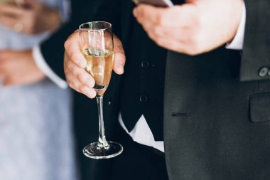 Şampanya, lüks düğün, zengin kutlama gözlükle tezahürat şık insanlar elleri. Noel lüks kutlama ziyafette toasting konuklar
