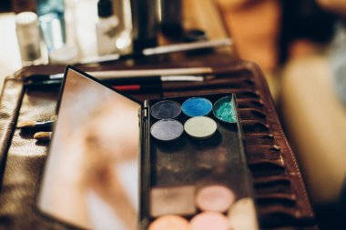 Fırçalar ve kaptırdın palet. Makyaj fırçaları, toz, kaptırdın tablo üzerinde ayarlayın. sanatçı sabah gelin için muhteşem makyaj yapma. Güzellik ve moda resim