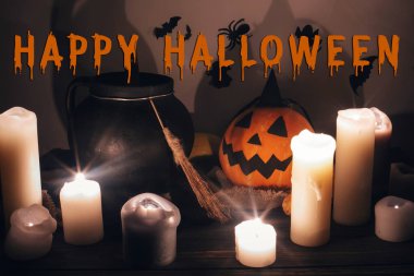 Jack o fener, cadı kazanı, kabak, mumlar, süpürge ve yarasalar koyu arka plan üzerinde