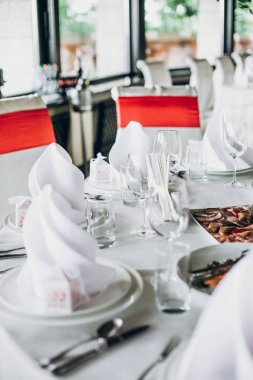 şık düğün tablo ile gıda, gümüş çatal bıçak takımı, boş gözlük.