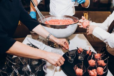 büyük kase çilek organik buz cream.master sınıf doğal meyve dondurma yapma. Ev yapımı yapım şirniyyat Restoran düğün resepsiyonunda dondurma.