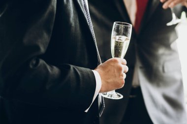 Şampanya, lüks düğün, zengin kutlama gözlükle tezahürat şık insanlar elleri. Noel lüks kutlama ziyafette toasting konuklar