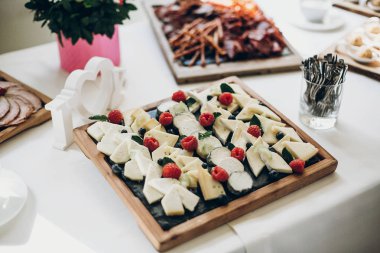 farklı peynir Restaurant'ta düğün resepsiyonunda lezzetli masa. peynir çilek plaka üzerinde ile lüks catering