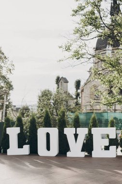 büyük beyaz aşk mektupları için açık havada düğün fotoğraf standında. sevgi sözcüğü, şık bir dekor