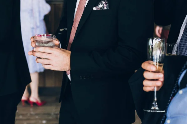 Manos Gente Elegante Animando Con Vasos Whisky Recepción Boda Lujo — Foto de Stock