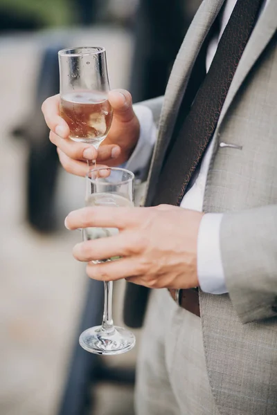 Mãos Pessoas Elegantes Que Torcem Com Copos Champanhe Recepção Casamento — Fotografia de Stock