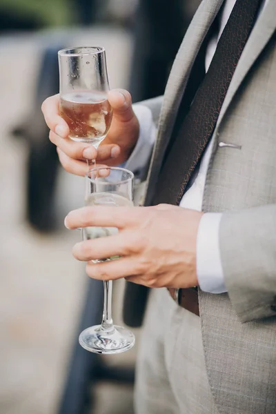 Manos Gente Elegante Animando Con Copas Champán Recepción Boda Lujo —  Fotos de Stock