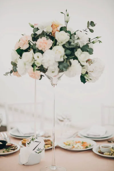 Ambiente Casamento Elegante Mesa Rosa Macia Com Número Com Óculos — Fotografia de Stock