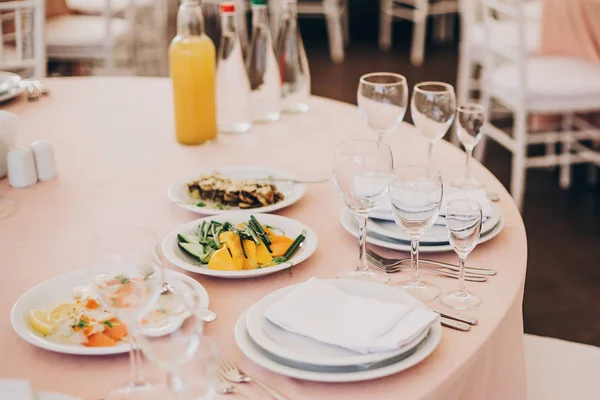 Stylish Wedding Setting Tender Pink Table Wine Glasses Cutlery Napkin — Stock Photo, Image