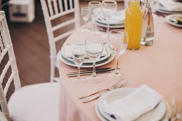 와인잔 음식과 음료와 부드러운 테이블 — 스톡 사진