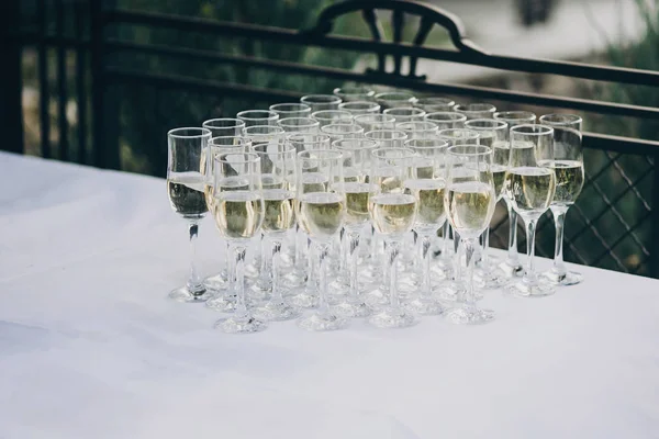 Стильные Бокалы Шампанского Свадебном Столе — стоковое фото