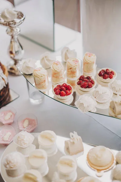 Elegante Mesa Bar Caramelo Rosa Con Deliciosos Pasteles Galletas Cupcakes —  Fotos de Stock