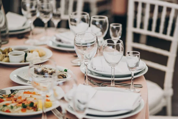 modern düğün. pembe ve beyaz düğün ayarı