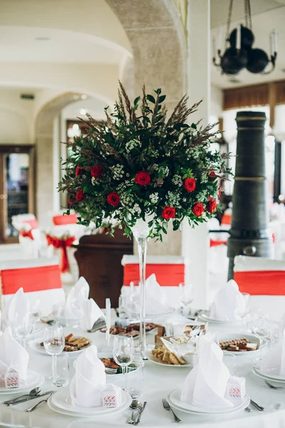 Elegant Wedding Table Red Roses Decoration White Silk Chairs Napkins — Stock Photo, Image