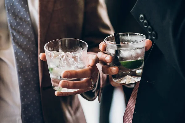 Handen Van Stijlvolle Mensen Juichen Met Glazen Whisky Luxe Bruiloft — Stockfoto